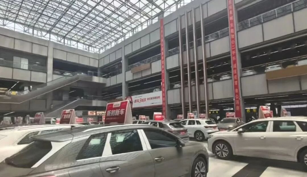 二手车网红“迟记汽车”自曝崩盘：“兄弟们，我破产了”！多地车商上门要钱，“统计大约有1900万元”，帅车加盟模式也遭质疑